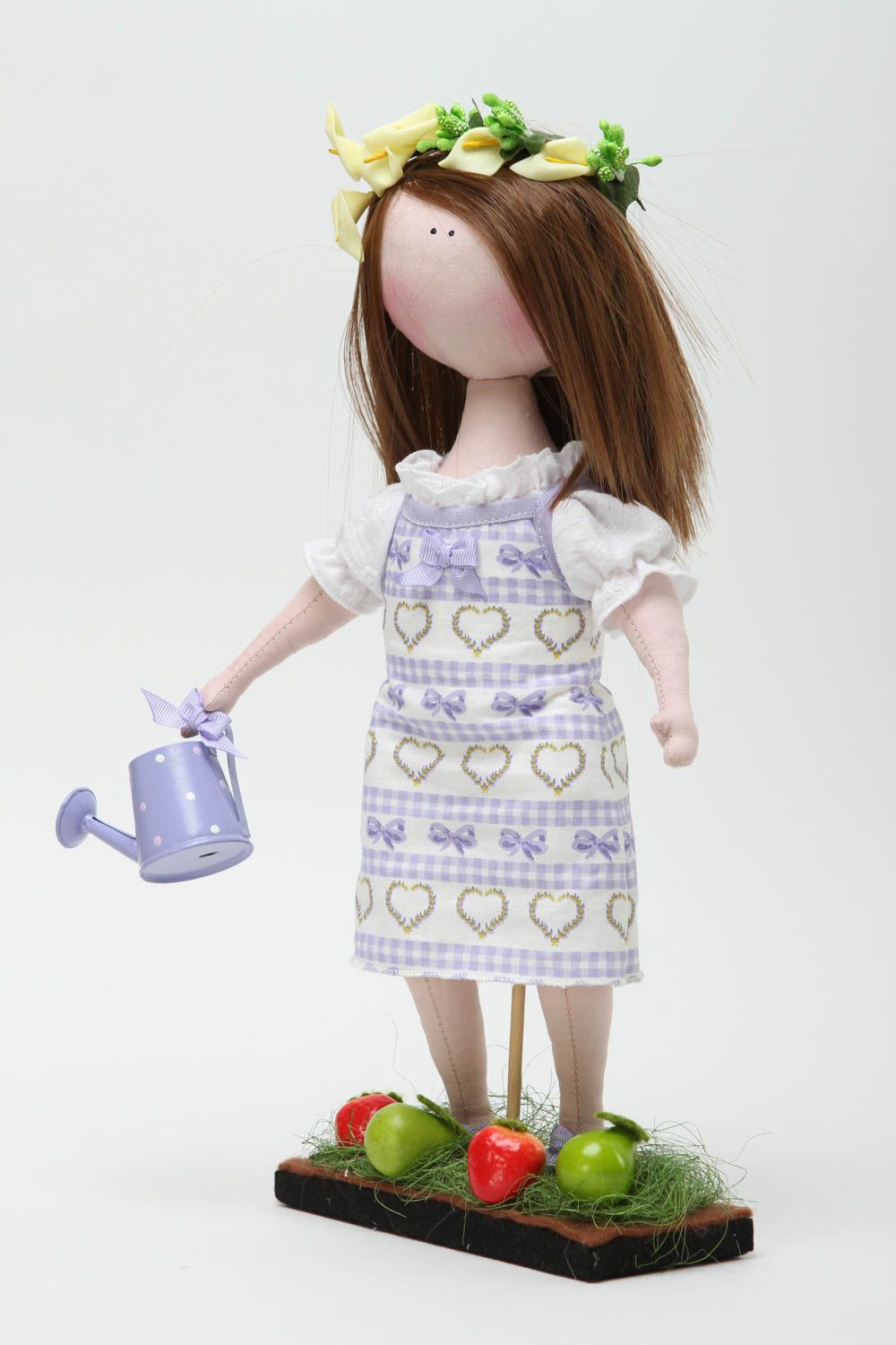 Кукла ручной работы кукла из ткани с веночком мягкая кукла на подставке фото 2