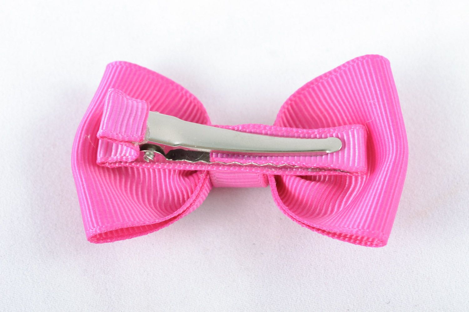 Künstlerische rosa Haarspange in Form der Schleife aus Band für Mädchen Handarbeit foto 4