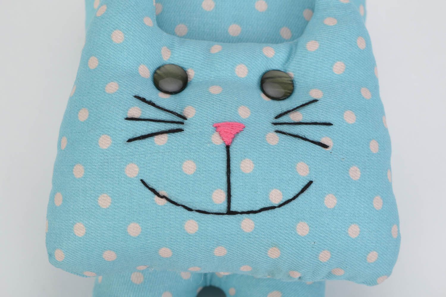 Тряпичная игрушка в виде кота голубая в горошек подвесная большая ручной работы фото 4