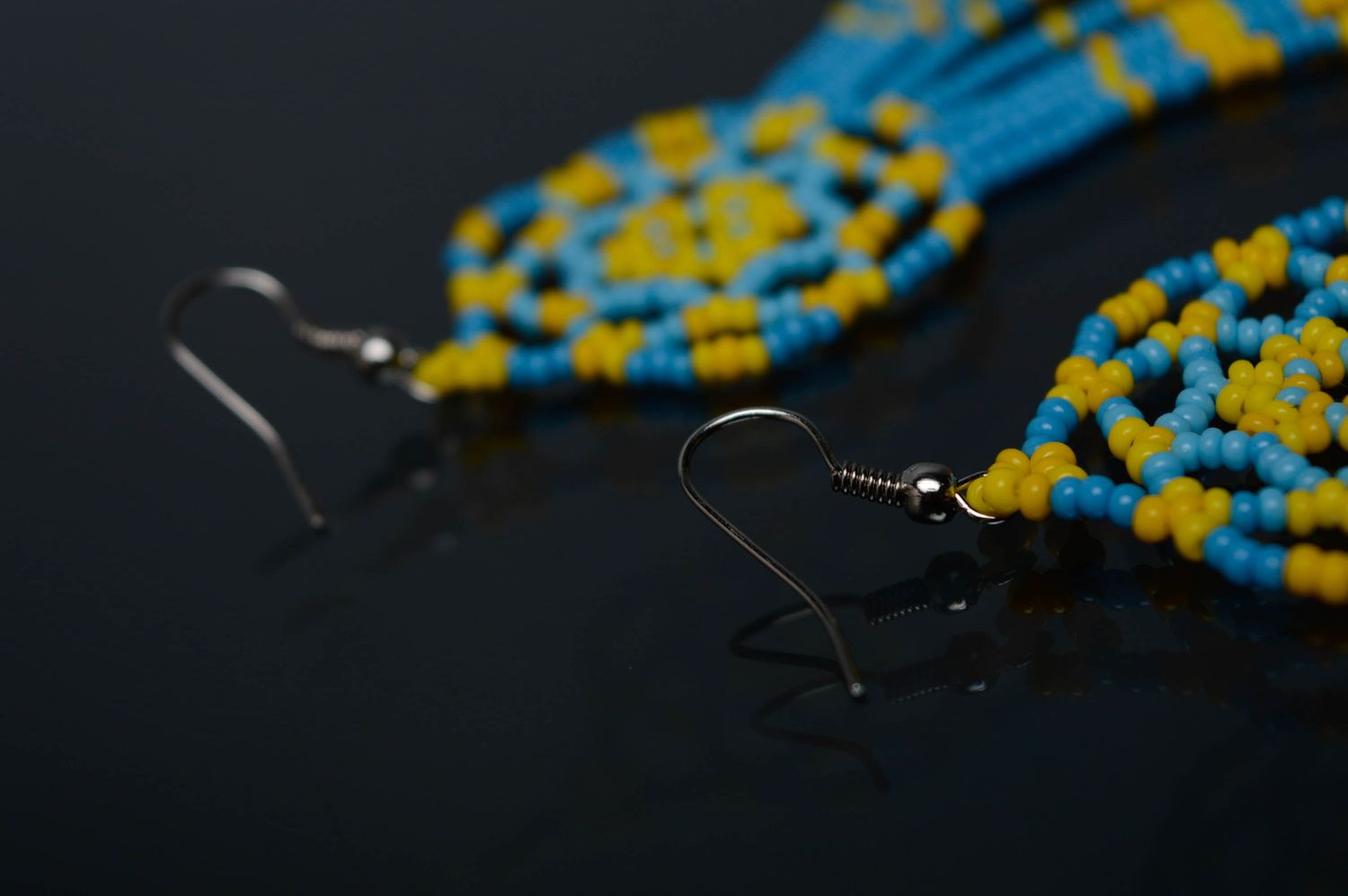 Longues boucles d'oreilles en perles de rocaille bleues et jaunes faites main photo 4