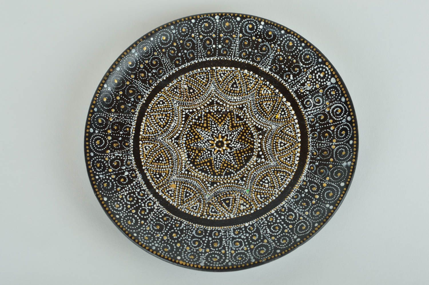 Черная керамическая тарелка расписанная красками ручной работы на стену фото 2