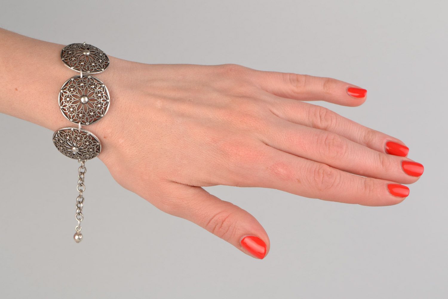 Handgemachtes exklusives massives Armband aus Metall mit Ornament in Ethno foto 2