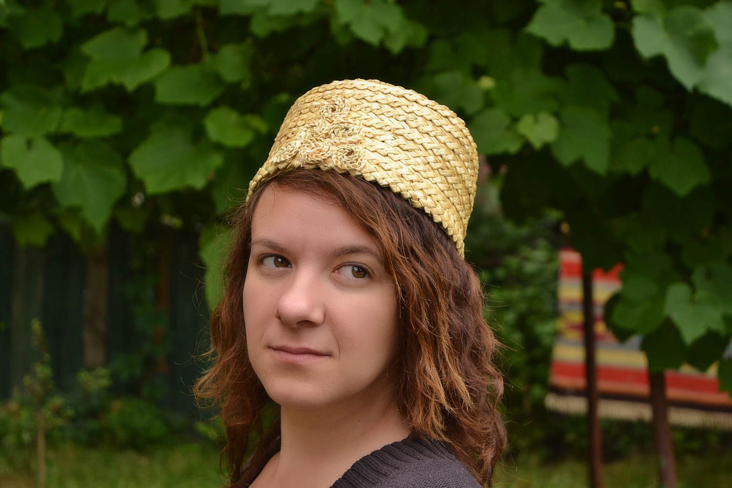 Соломенная плетеная шляпка-таблетка летняя оригинальная ручной работы фото 1