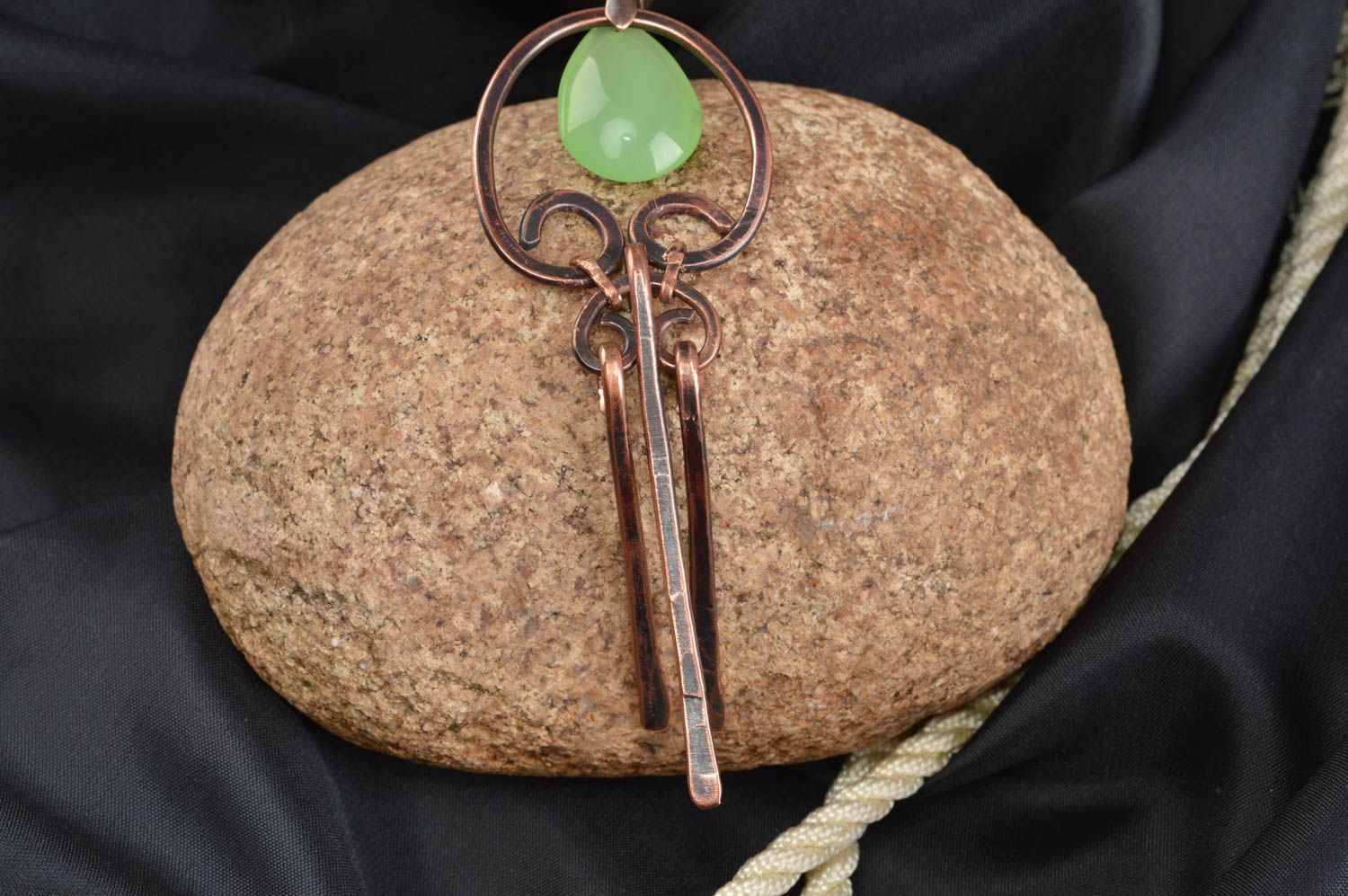 Pendentif en cuivre avec perle de verre verte technique du forgeage fait main photo 1