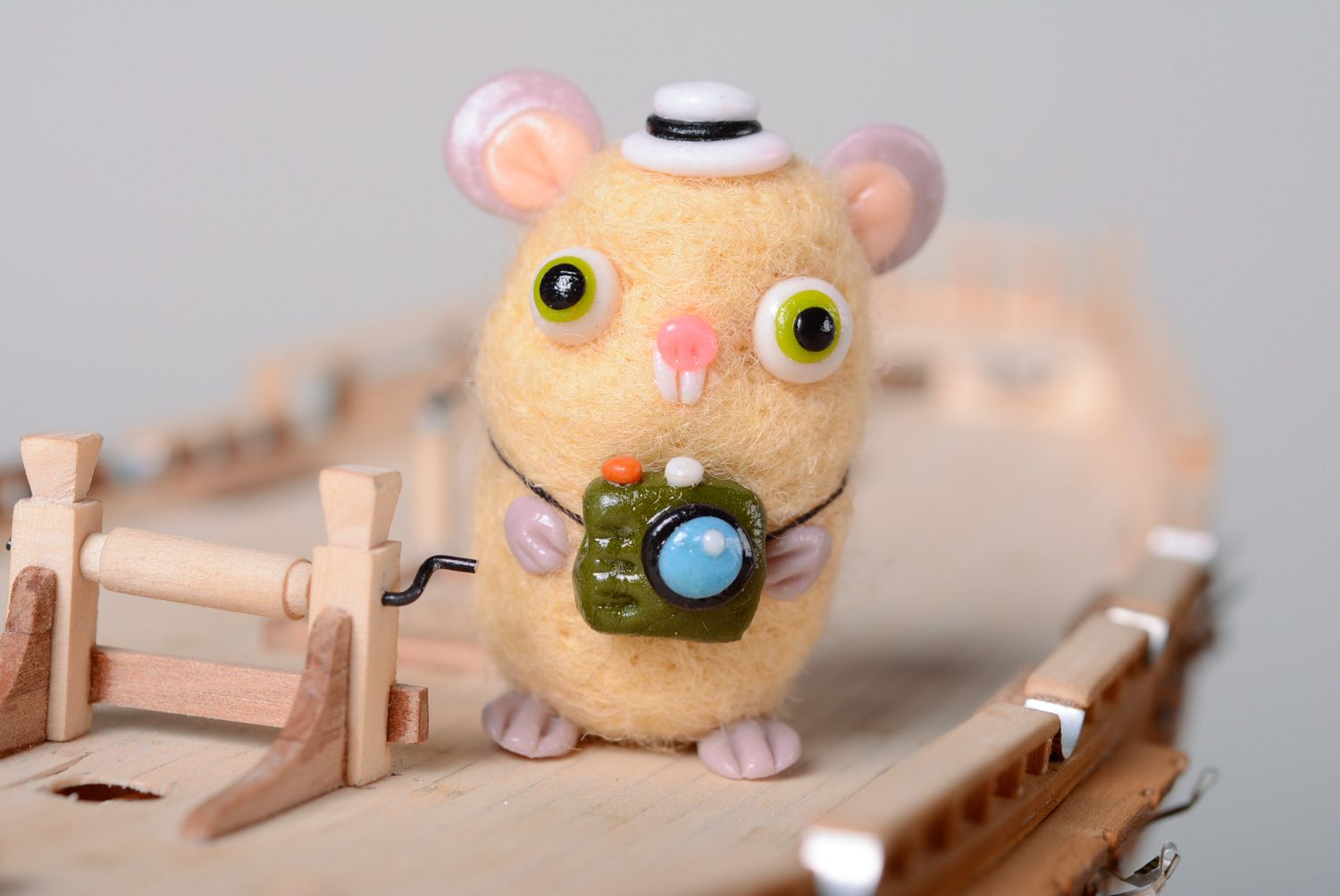 Миниатюрная валяная игрушка карманный друг мышь-фотограф фото 1