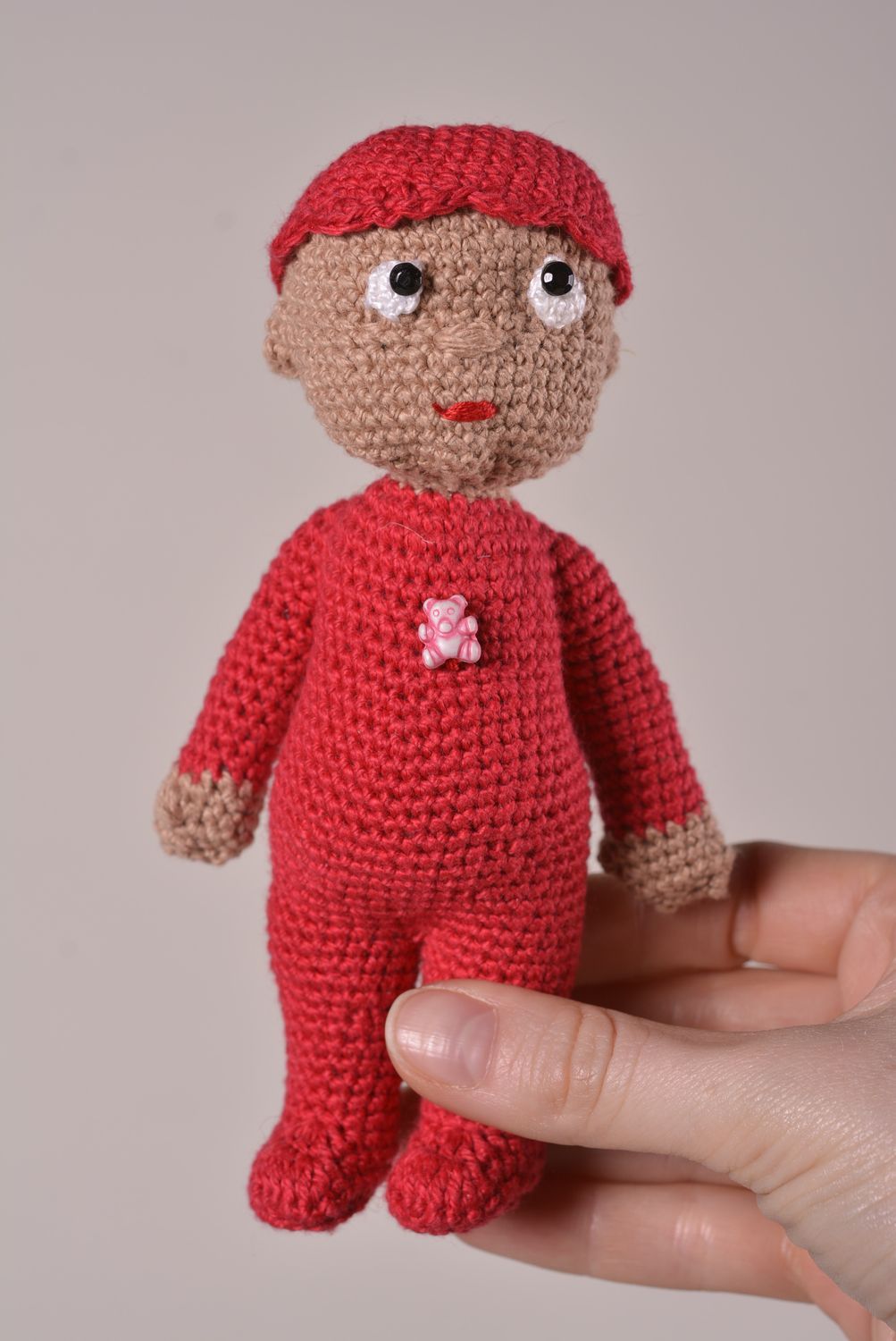 Мягкая игрушка кукла ручной работы пупсик в красной пижаме кукла крючком фото 4