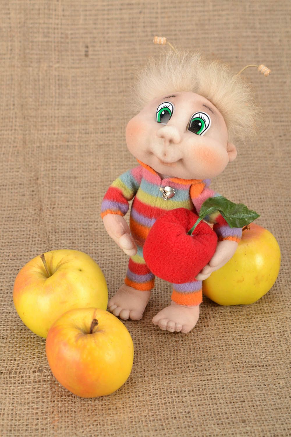 Joli jouet en textile fait main Garçon avec une pomme photo 1