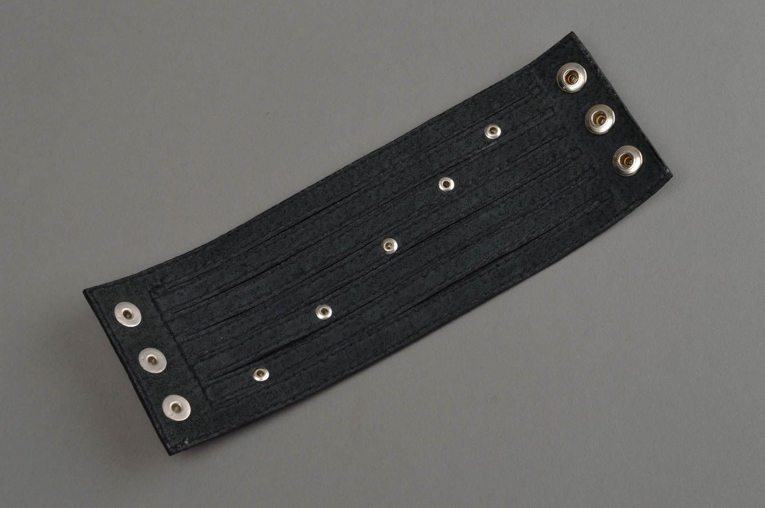 Bracelet fait main noir en cuir naturel avec boutons-pression large stylé photo 9