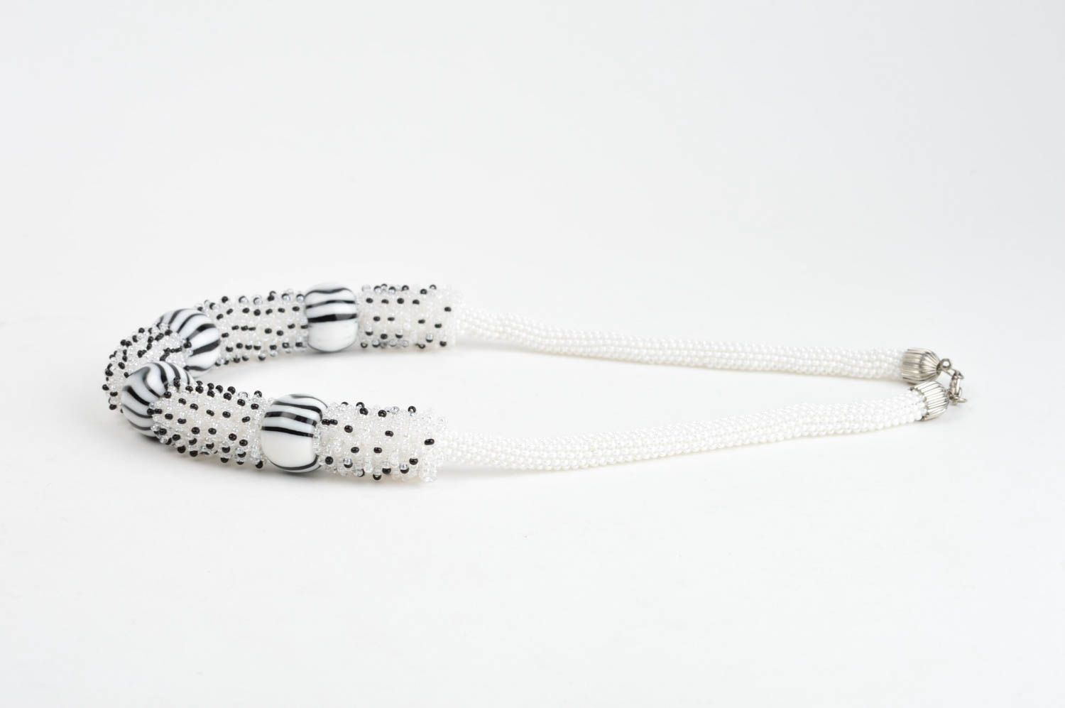 Collier original Bijou fait main perles de rocaille noir et blanc Cadeau femme photo 2
