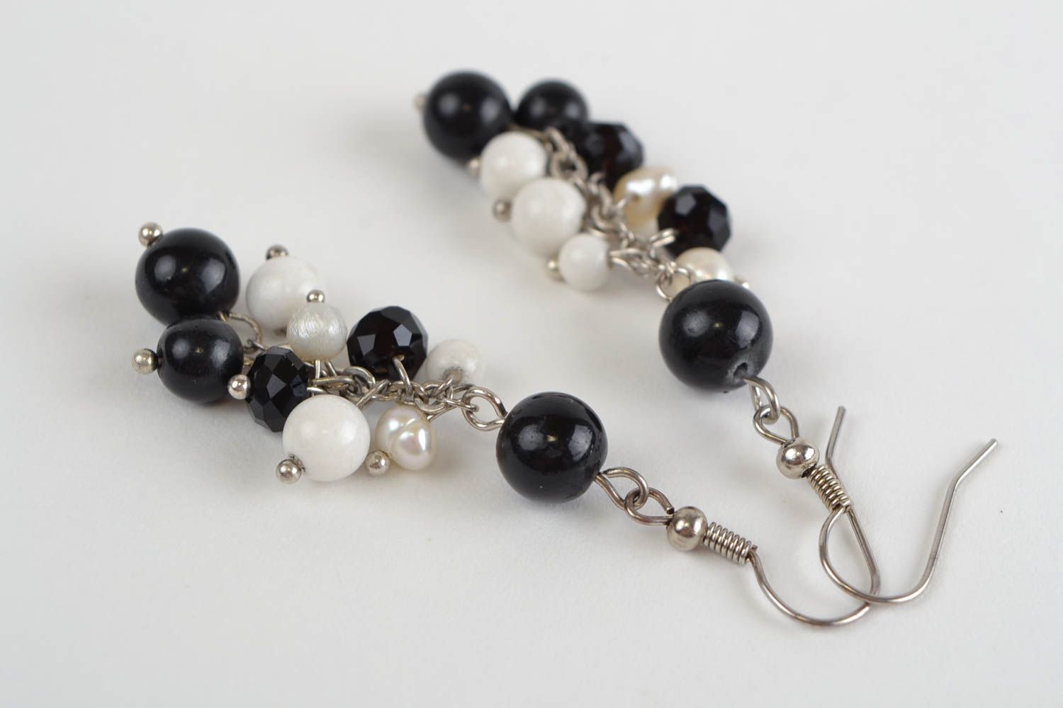Longues boucles d'oreilles en perles de verre tchèque noir et blanc faites main photo 5