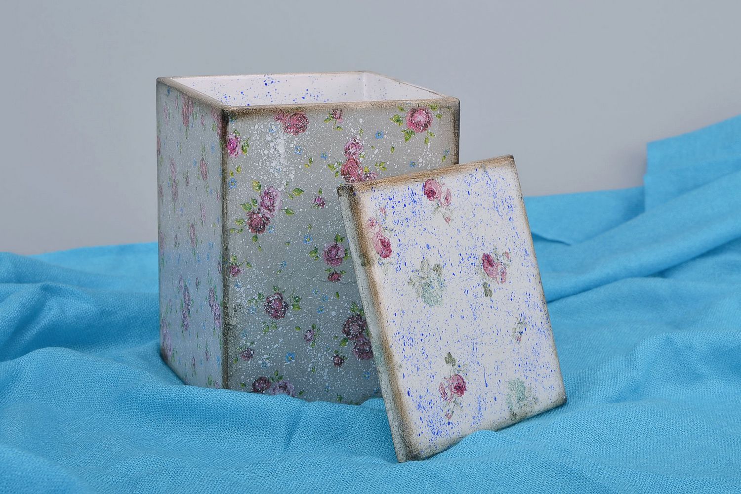 Wooden box Roses on grey background photo 5