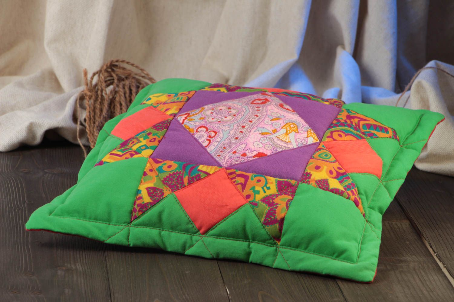 Coussin multicolore patchwork en coton taille moyenne original beau fait main photo 1