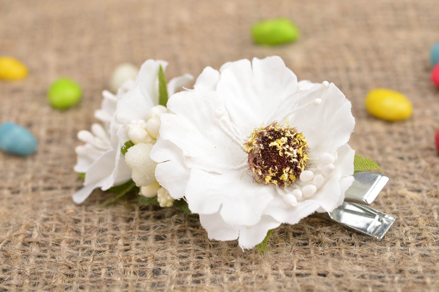 Pince à cheveux fleurs blanches artificielles faite main pour fillette photo 1