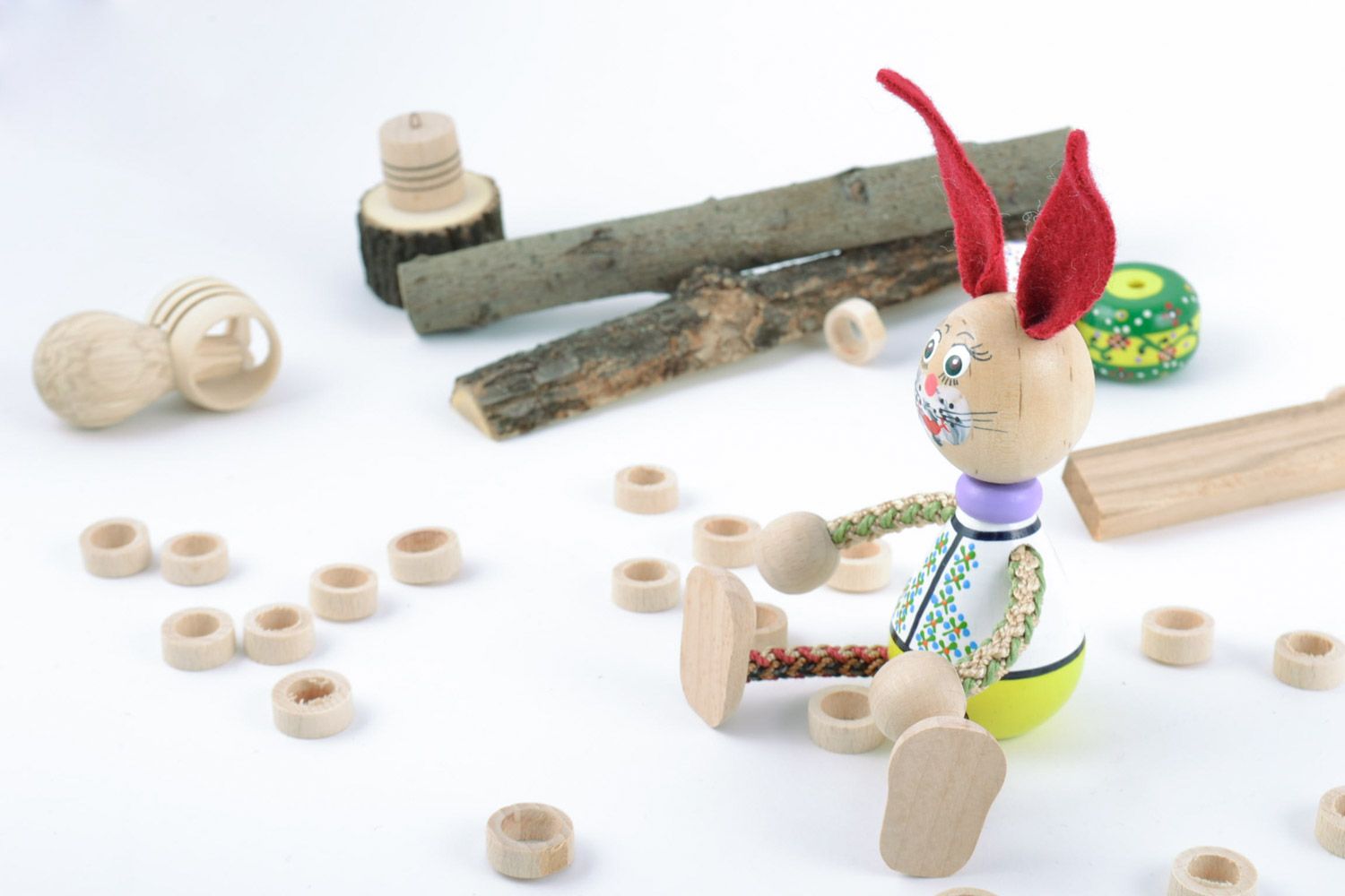 Petit jouet lapin avec pattes en lacets fait main peint mignon en bois photo 1