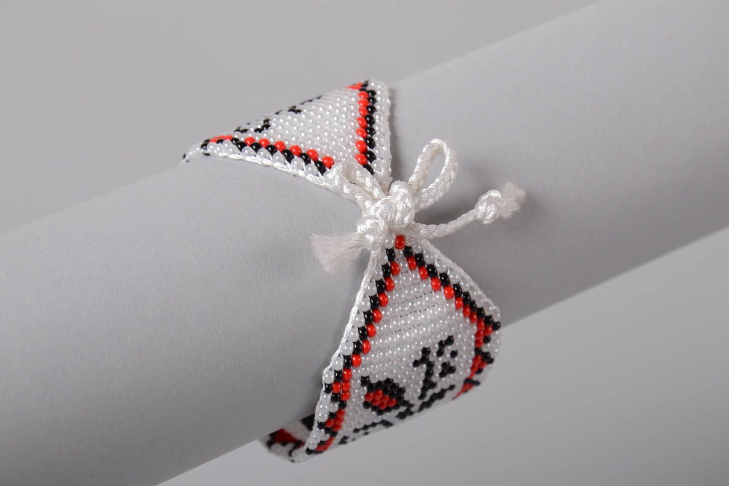 Handmade Armband aus Glasperlen breit in Weiß mit Ornament Designer Accessoire foto 2