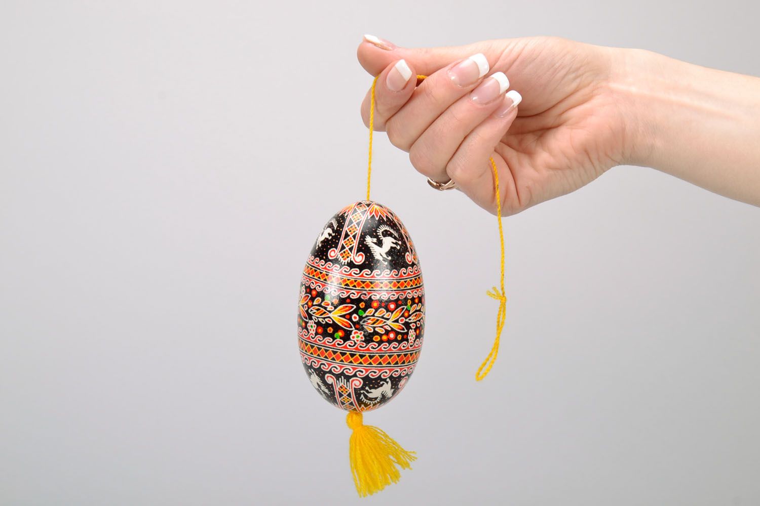 Ovo da Páscoa decorativo pintado à mão em forma de um pingente  foto 2