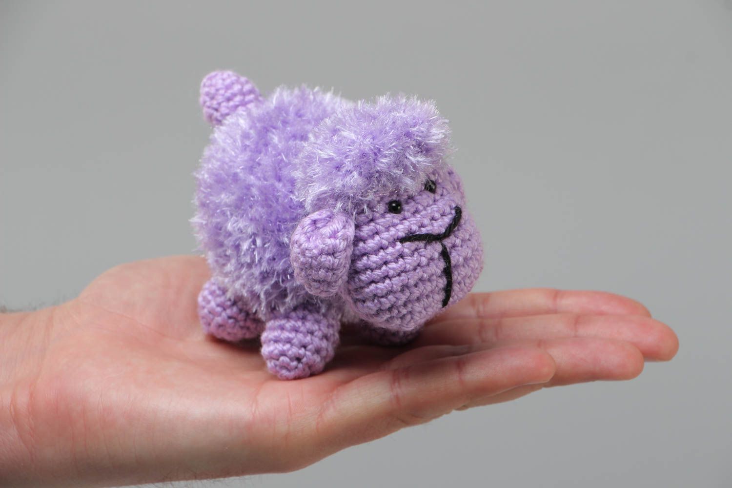 Мягкая вязаная игрушка овечка из акриловых ниток авторская фиолетовая хенд мейд фото 5