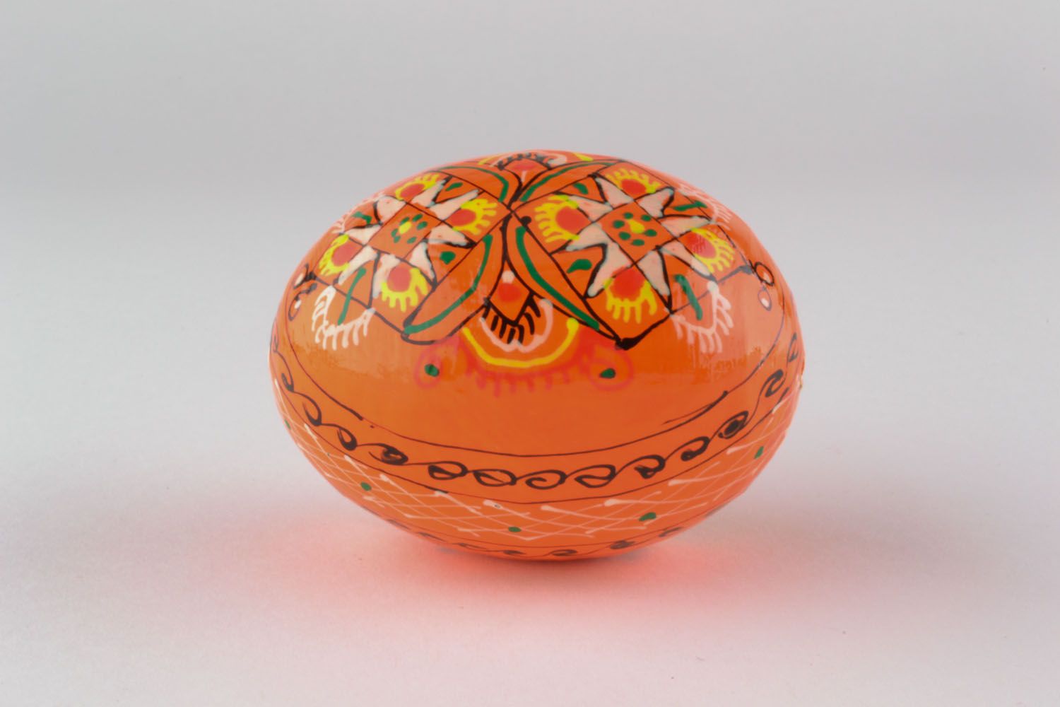 Huevo de Pascua de madera anaranjado foto 2