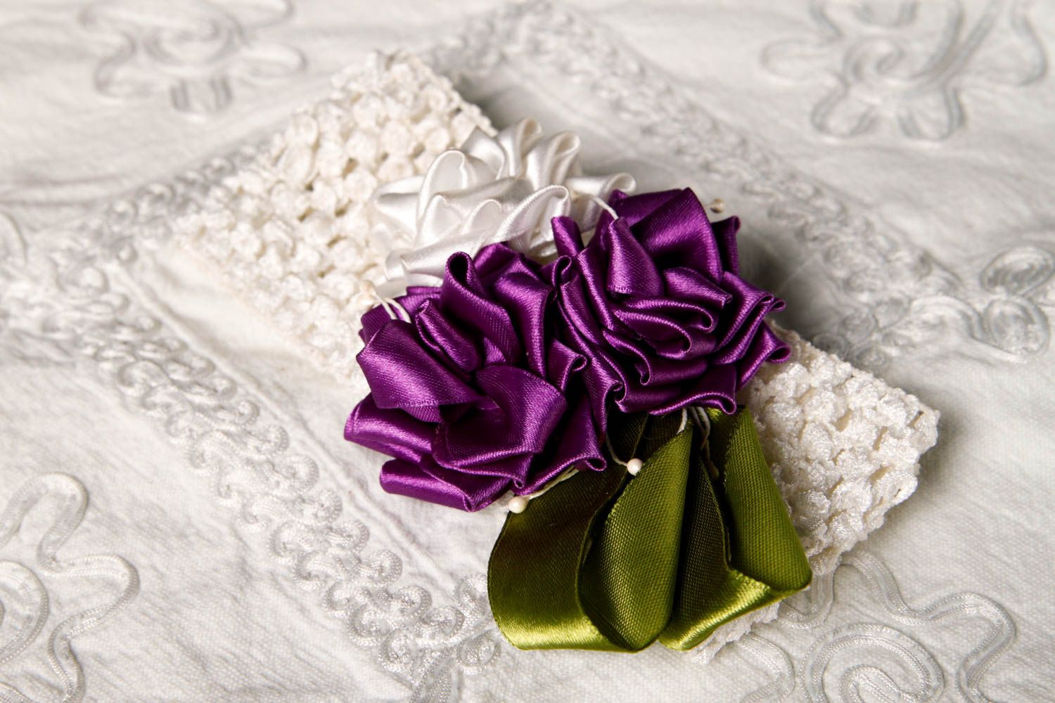 Bandeau cheveux blanc fait main avec fleurs violettes en rubans Cadeau original photo 1