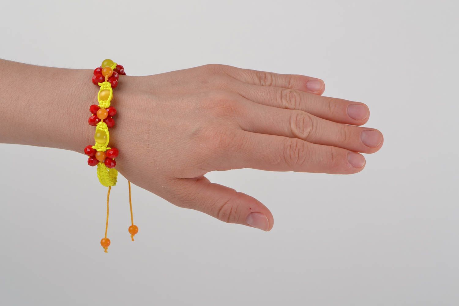 Bracelet en verre tchèque et cordons cirés fait main tressé macramé jaune-rouge photo 2