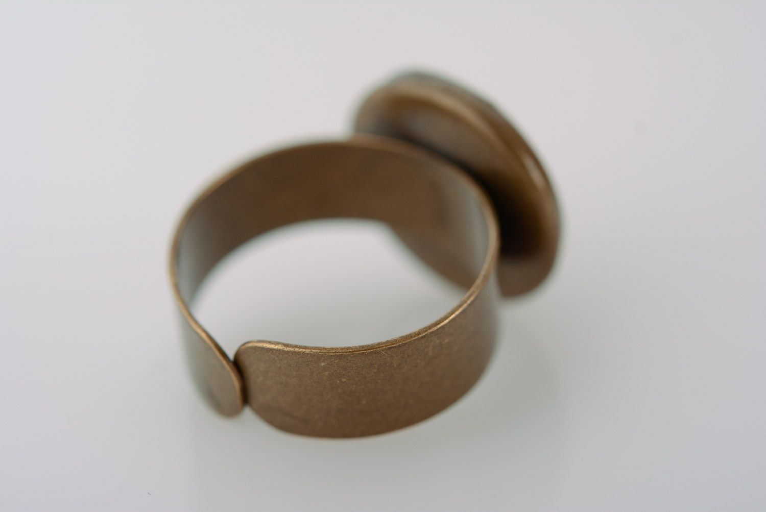 Металлическое кольцо перстень с листиком клевера в эпоксидной смоле ручная работа фото 3