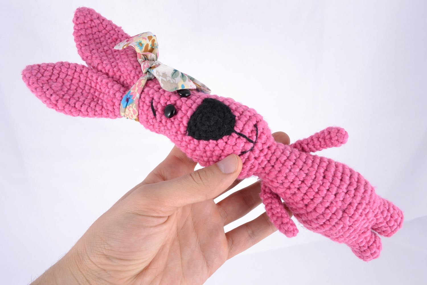 Petit jouet mou tricoté de fils coton laine acryliques Lièvre rose fait main photo 2