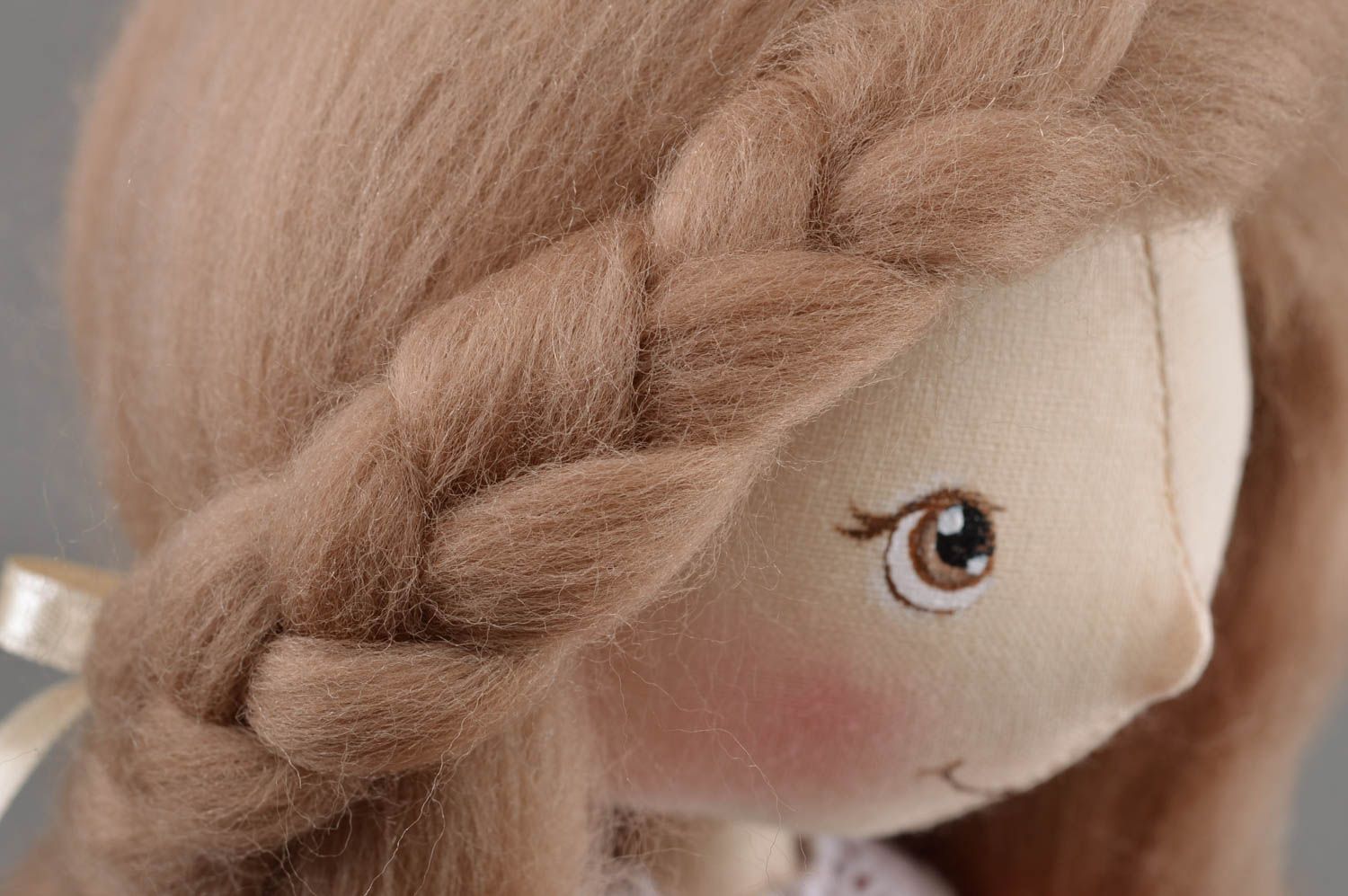 Текстильная кукла для интерьера отличница на подставке ручной работы фото 2