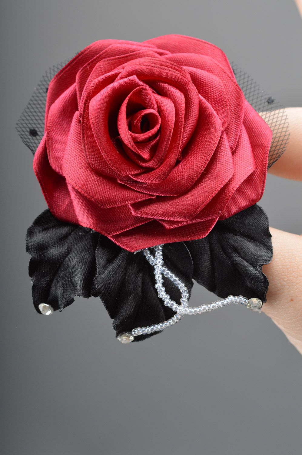 Брошь в виде розы из атласной ткани со стразами и бисером бордовая ручной работы фото 2