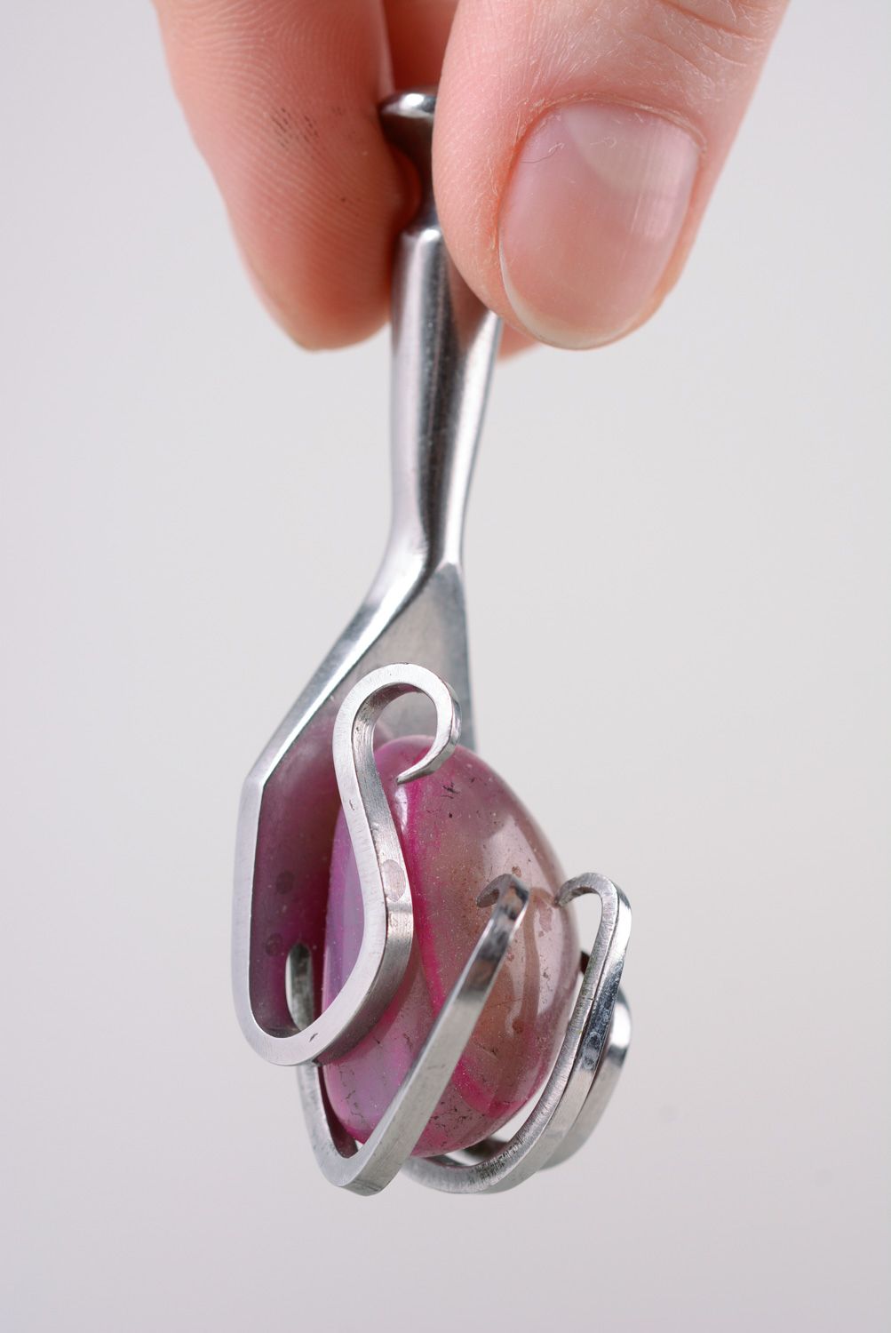 Colgante de metal hecho a mano de un tenedor con piedra rosada original foto 3