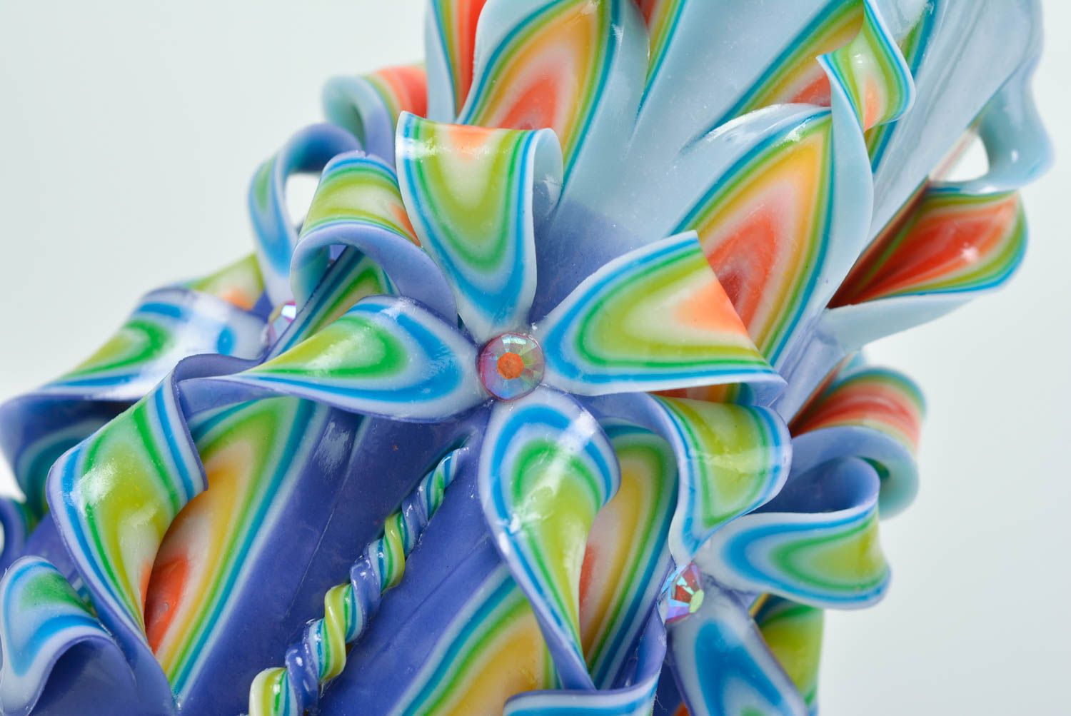 Bougie décorative en paraffine taille moyenne bleue motif multicolore faite main photo 2