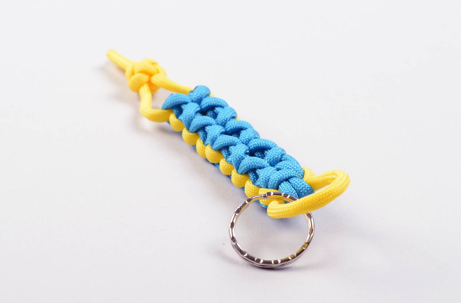 Брелок ручной работы авторский аксессуар брелок для ключей паракордовый голубой фото 3