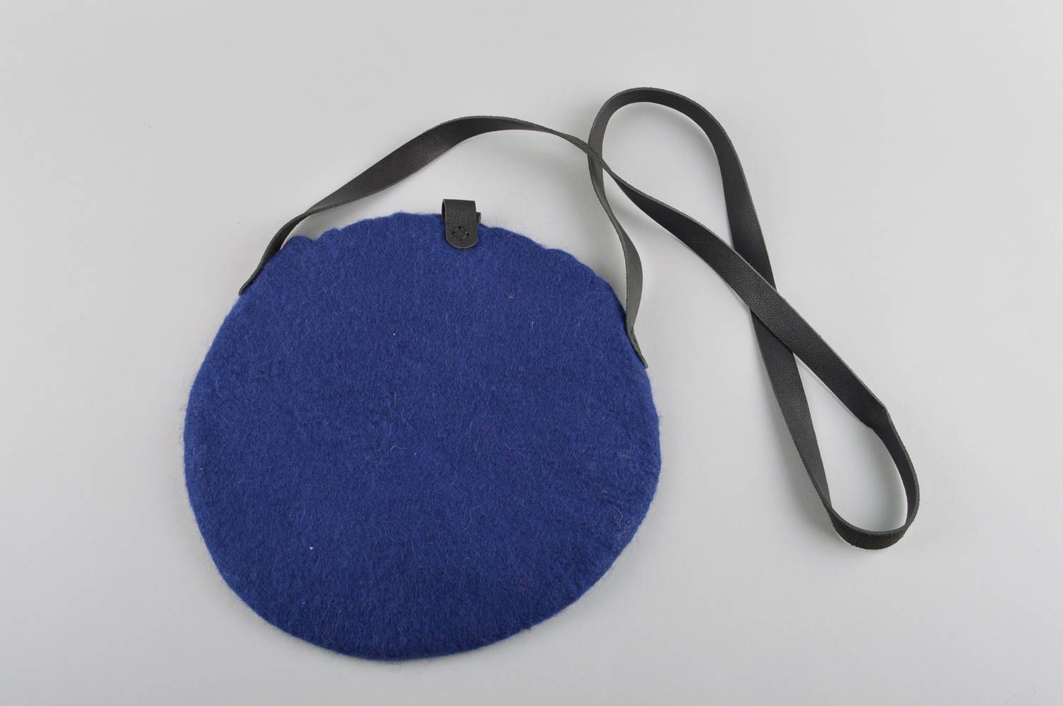 Сумка валяние круглая сумка ручной работы женская сумка синего цвета на ремне  фото 3