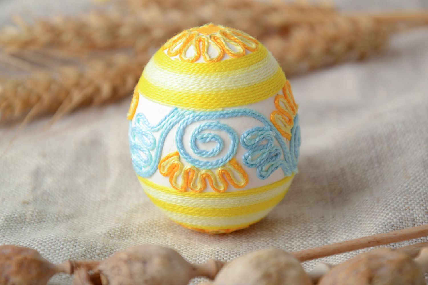 Яркое пасхальное яйцо декоративное с нитками фото 1