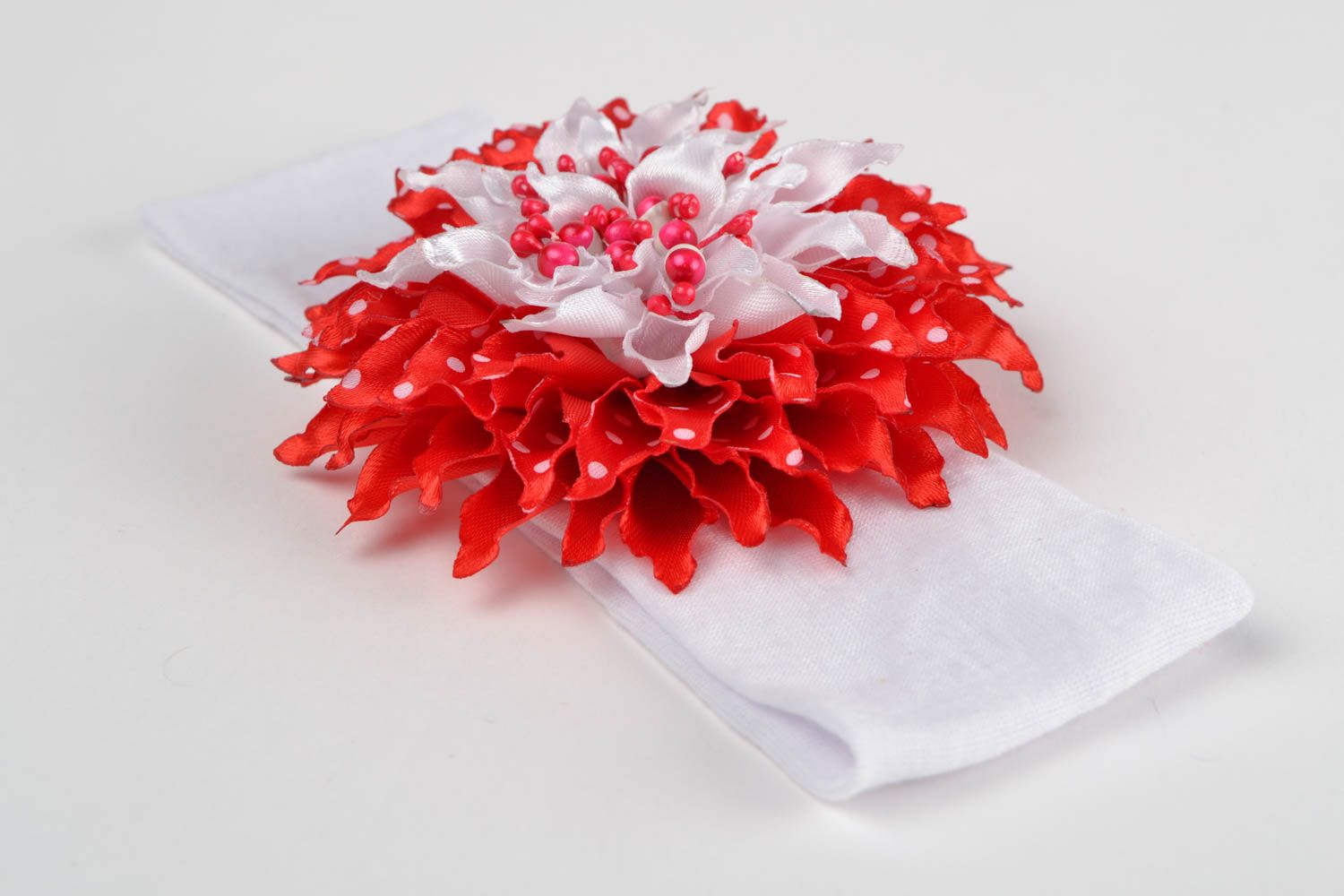 Bandeau blanc pour cheveux en feutre avec grande fleur rouge en rubans fait main photo 1