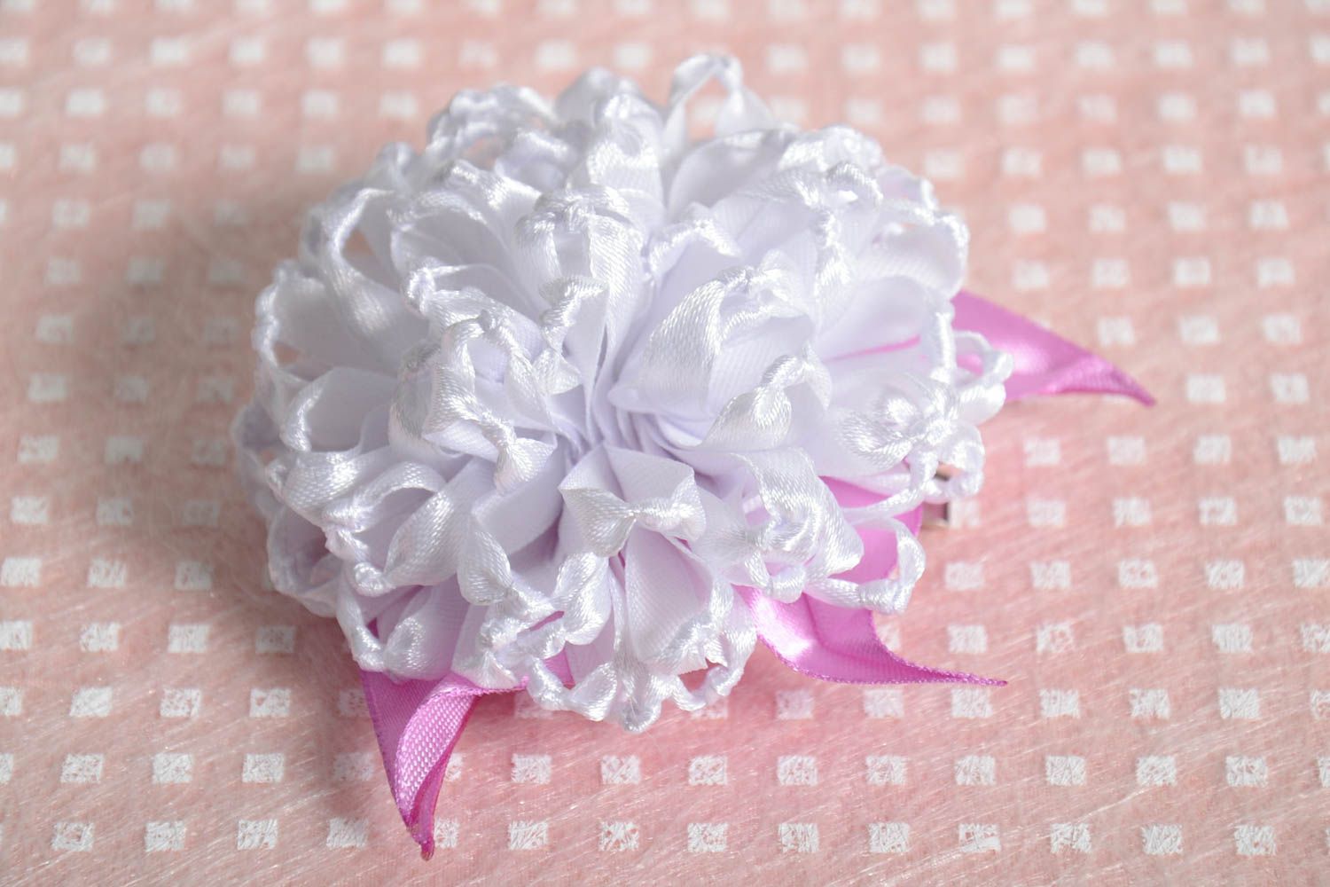 Белая заколка для волос из лент в виде цветка ручной работы для модниц подарок фото 1