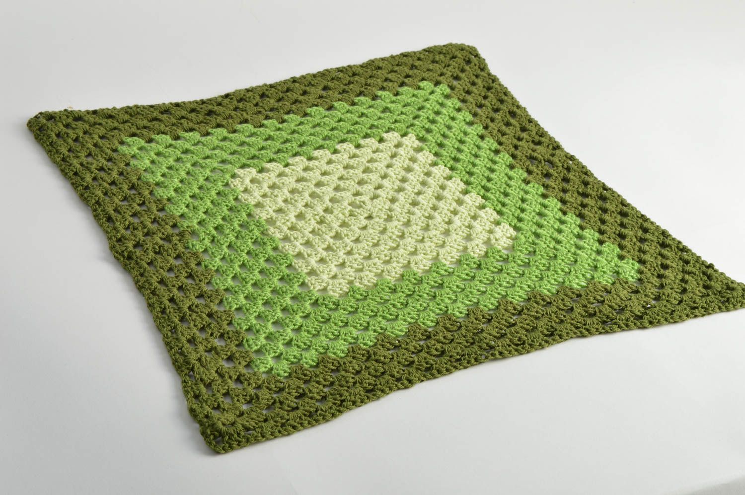Napperon tricoté vert carré ajouré fait main au crochet en fils de demi-coton photo 2