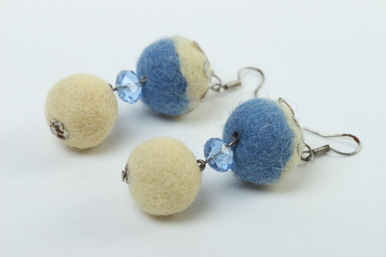 Handmade Damen Schmuck Ohrringe aus Filz Schmuck aus Wolle in Weiß und Blau foto 1