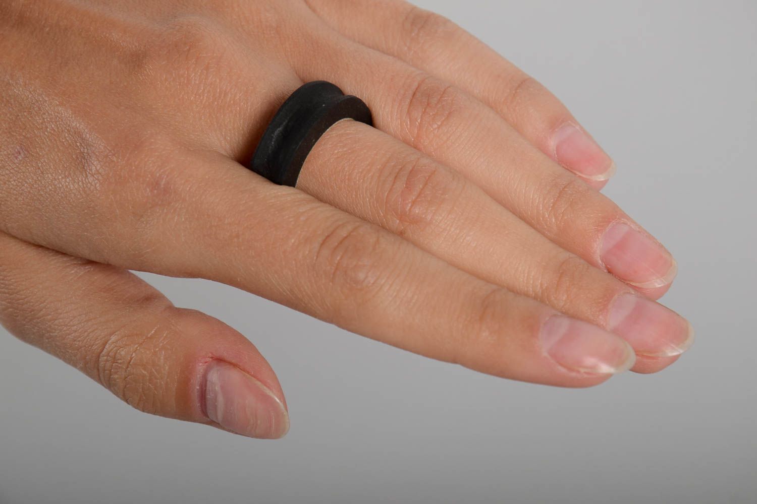 Необычное кольцо хэнд мейд женское кольцо из бетона черное массивная бижутерия фото 2
