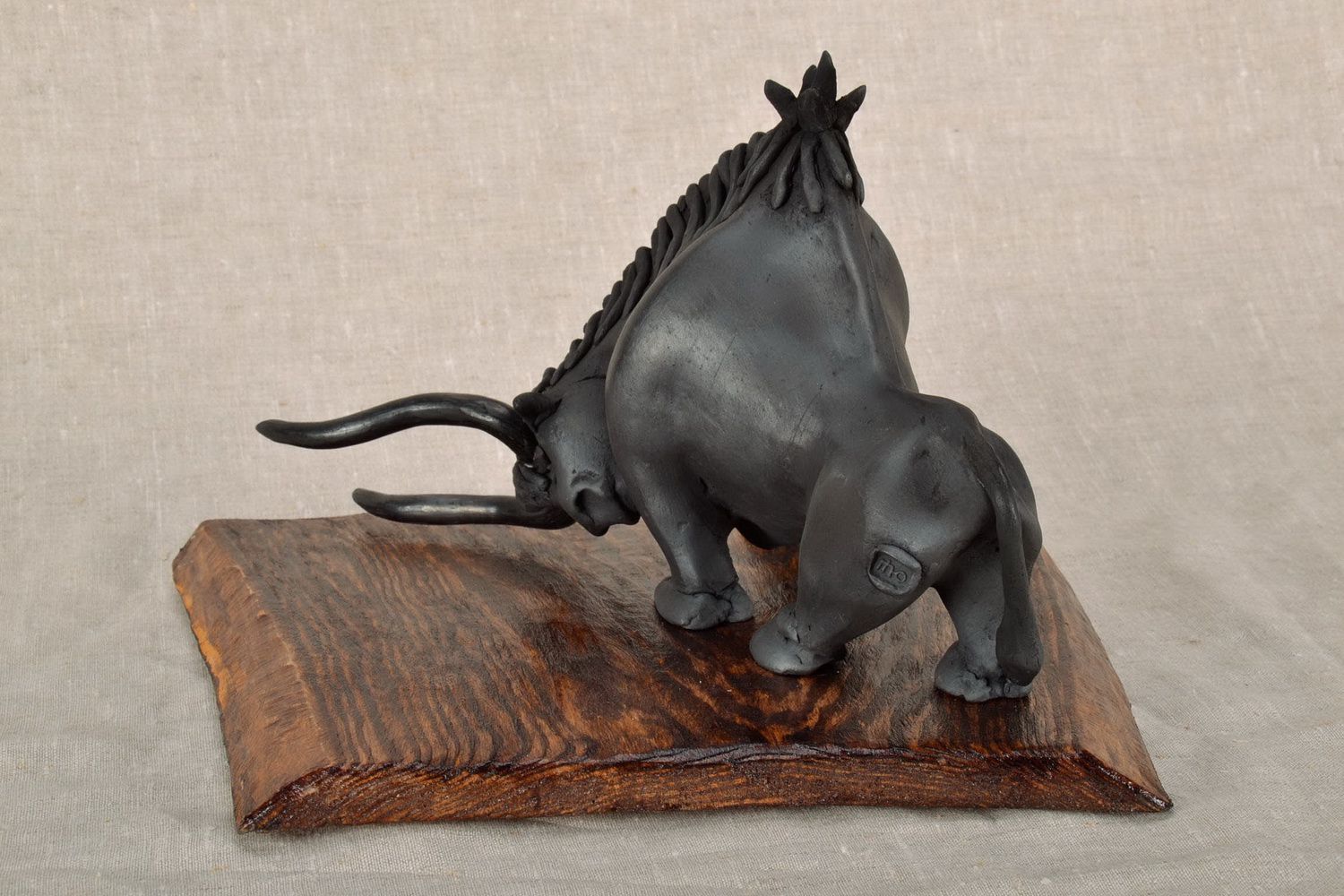 Figurine céramique sur support en forme de taureau photo 2