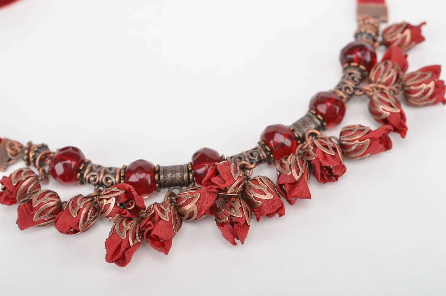 Авторское ожерелье с цветами из атласных лент ручной работы красное нарядное фото 4