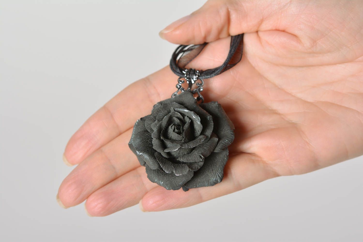 Подвеска из полимерной глины в виде объемной черной розы ручной работы фото 4