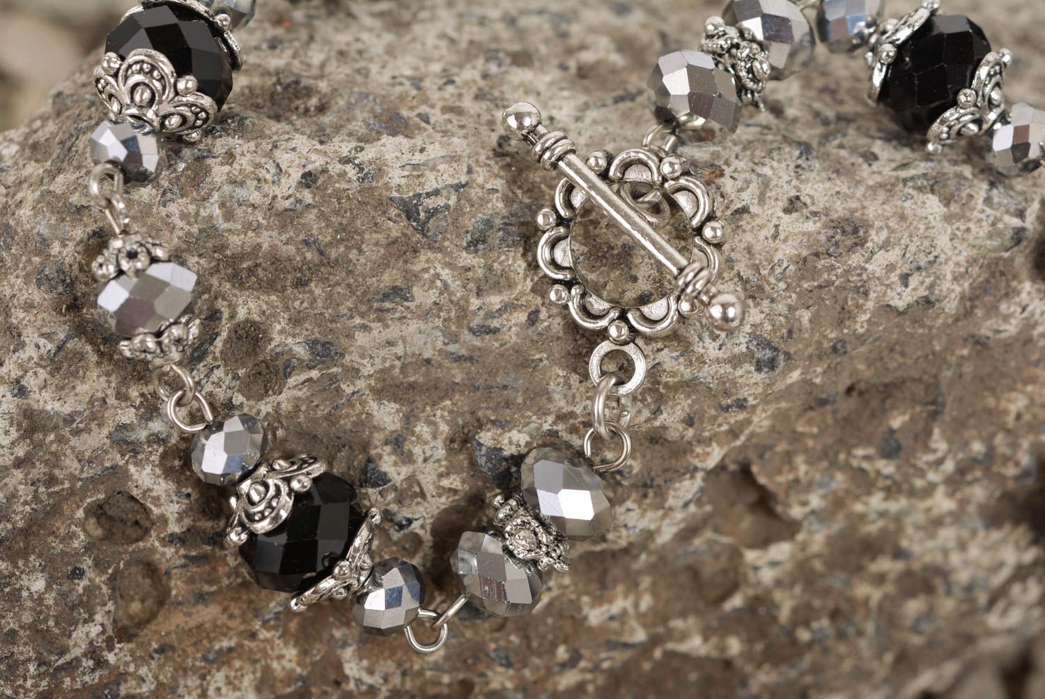 Ожерелье из бисера и бусин ручной работы массивное вечернее черное с белым фото 5