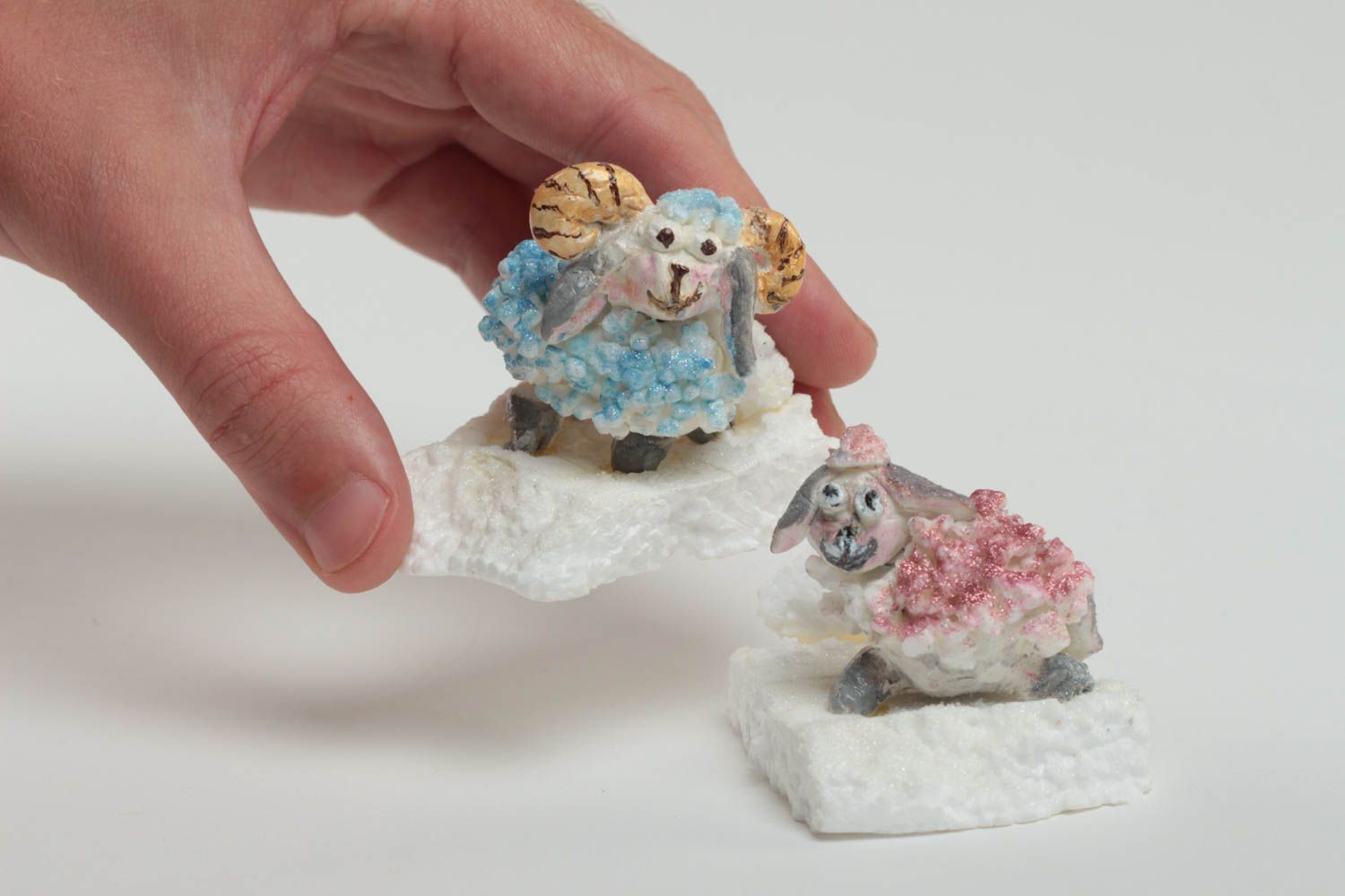 Figurines décoratives faites main en argile polymère peintes Moutons 2 pièces photo 5