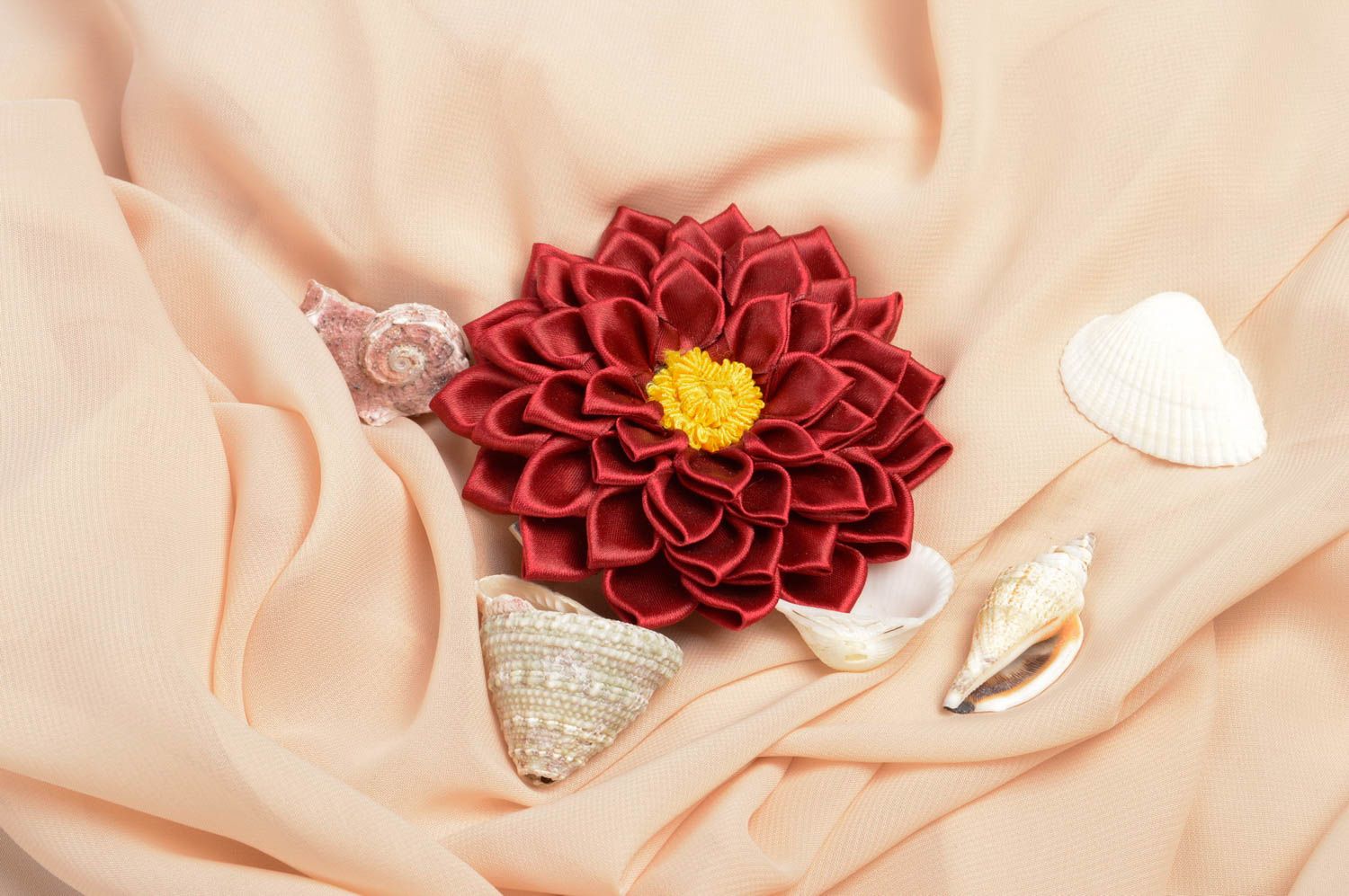 Bordeauxrote Blume Haarspange handgemachter Schmuck Accessoire für Mädchen  foto 1