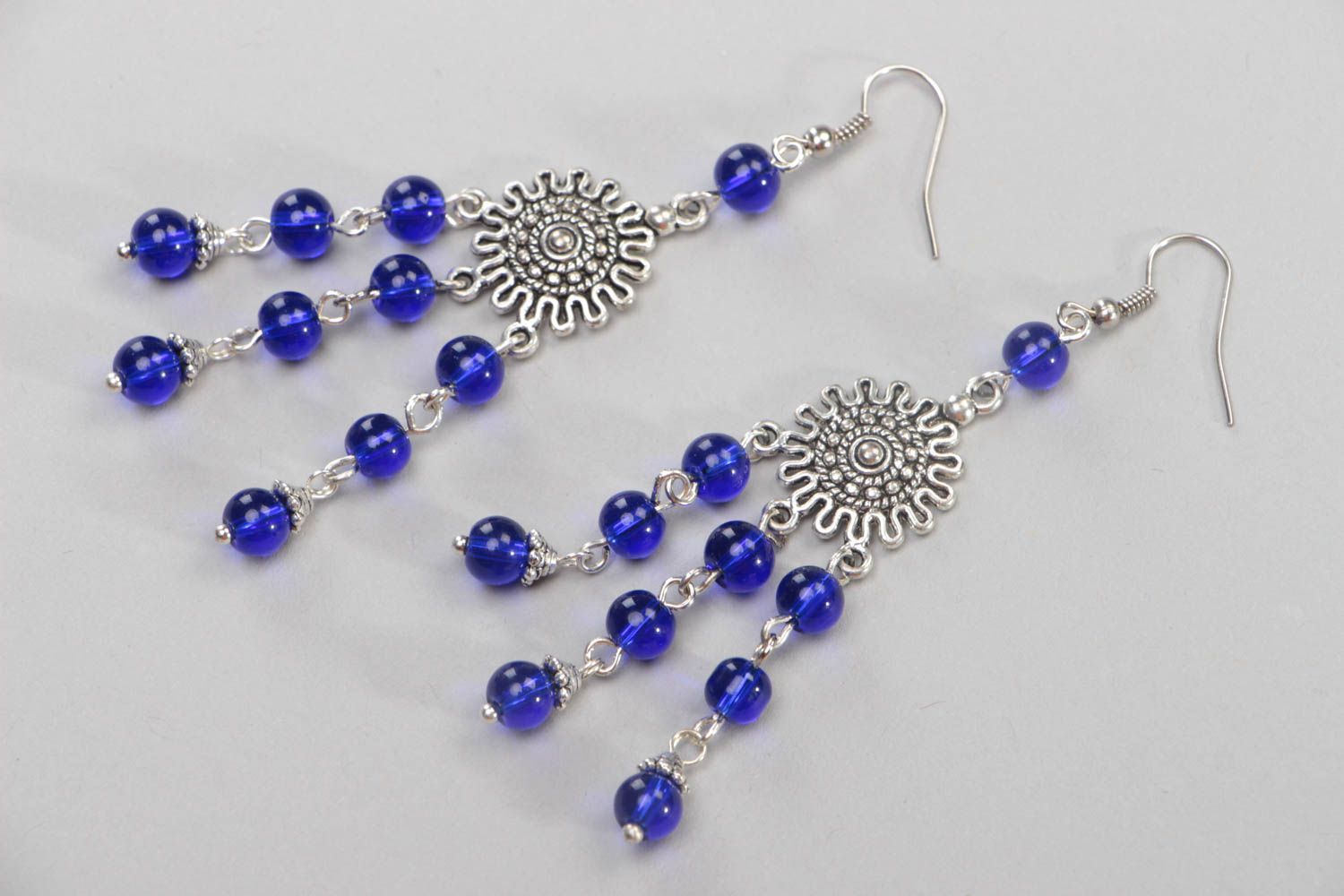 Boucles d'oreilles en perles de verre bleu foncé et métal longues faites main photo 2