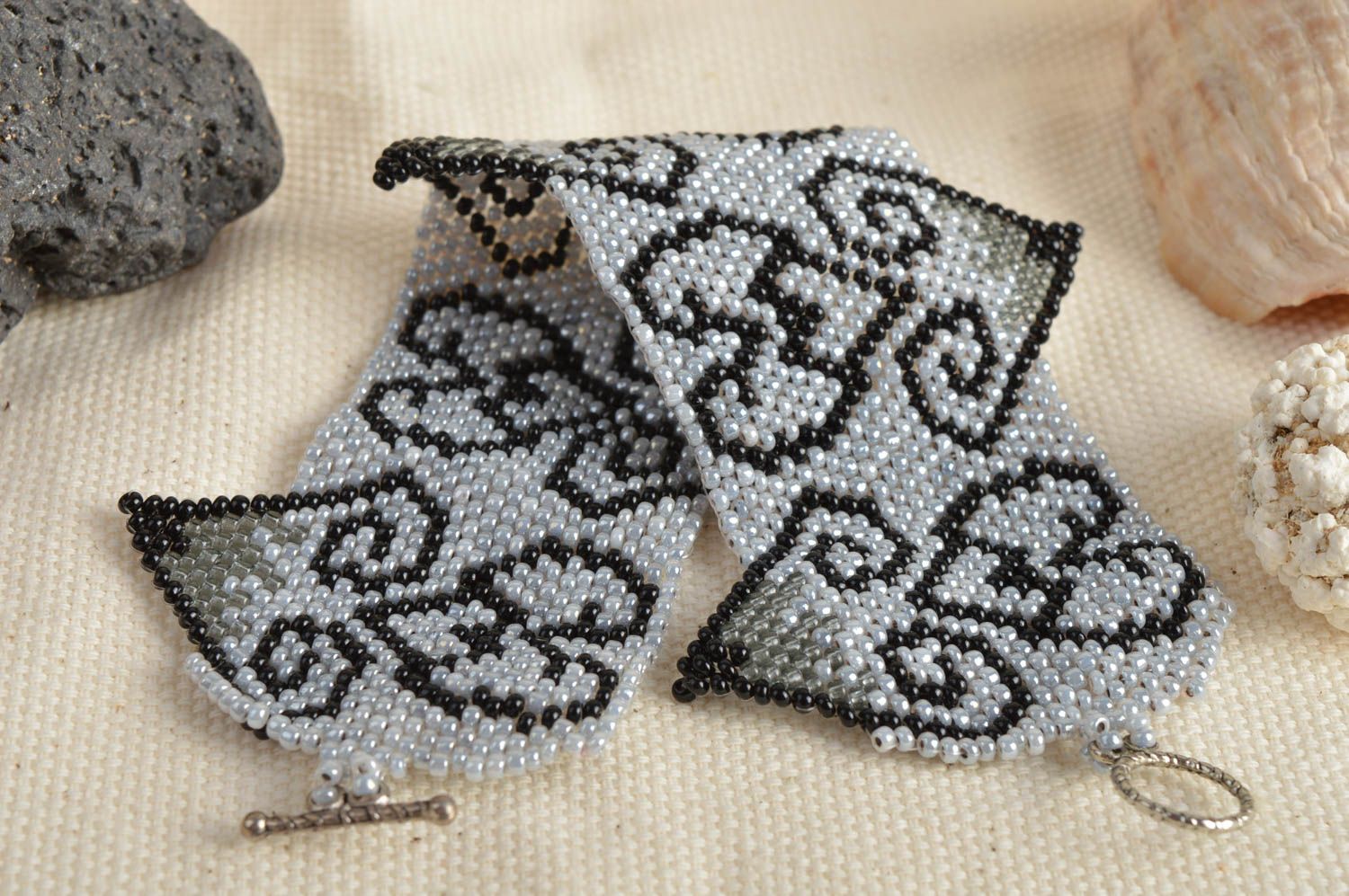 Bracelet en perles de rocaille tchèques large gris à motif noir fait main photo 1