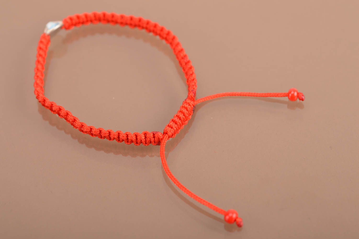 Bracelet en fils de soie fin rouge tressé original fait main avec cordelettes photo 5