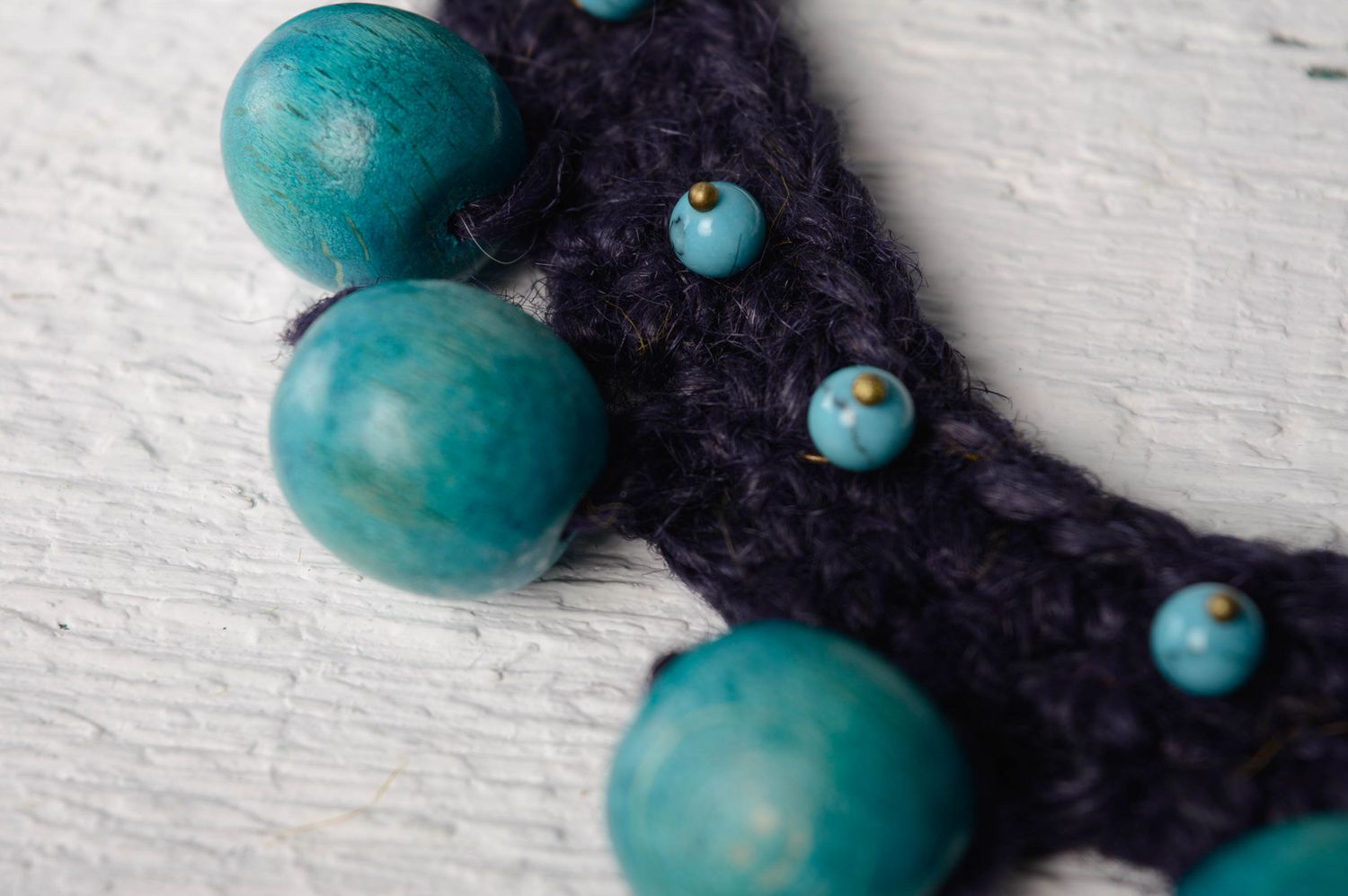 Collier tricoté avec perles en bois photo 3