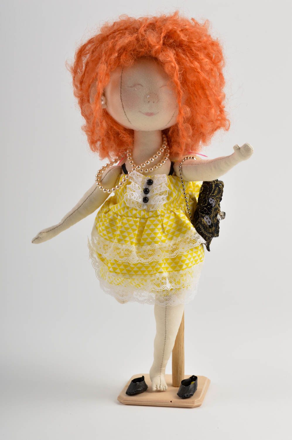 Кукла ручной работы кукла из ткани авторская кукла рыжеволосая на подставке фото 3