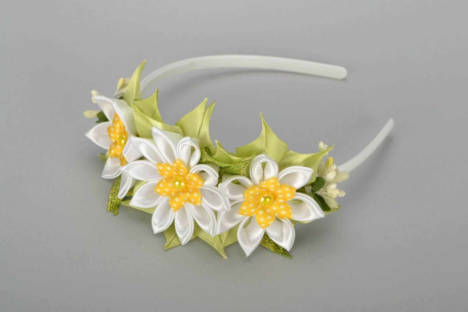 Diadema con flores blancas foto 4